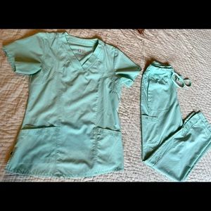 Barco One Mint Scrub Set